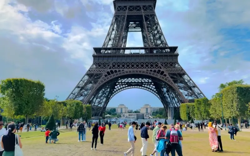 Eiffel Tower tourist