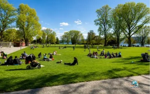Relax at Zürichhorn Park